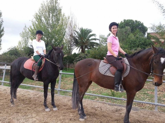 Con los dos caballos en la finca